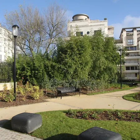 Western Rives De Paris La Defense קורבוו