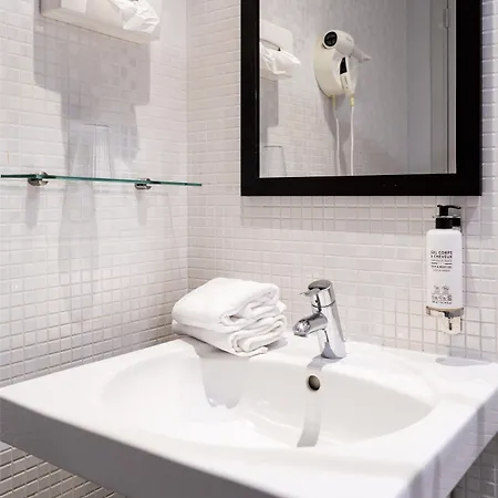 Hotel Western Rives De Paris La Defense 3*